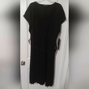3X Black🖤 Elizabeth & Nicole Short Sleeve Midi Round Neck Pleated Dress..Belt